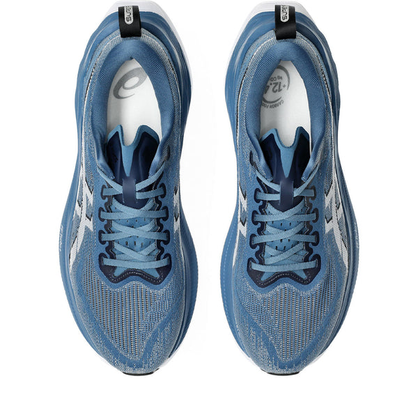 The lace holes on this shoe are highlighted with navy blue reinforecments.