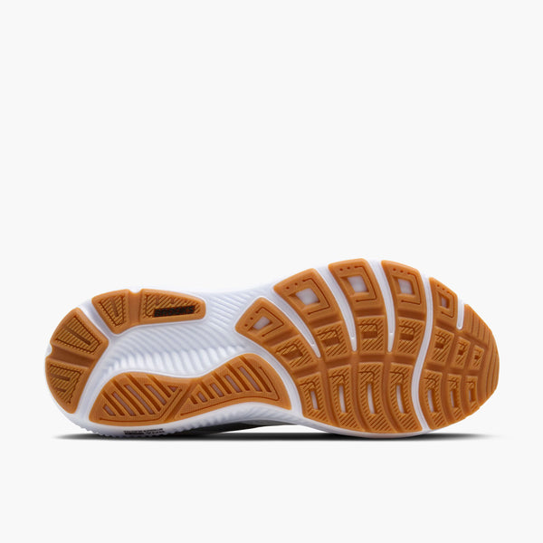The outsole of this Brooks running shoe has a gum rubber look.