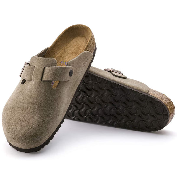 The outsole of this shoe is black with a geometric pattern. 
