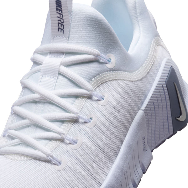 Close up image of the knit of the upper of th eMetcon Free 6 trainig shoe.