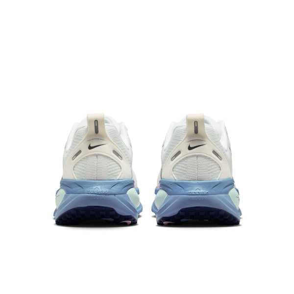 These Nike running shoes have a tab near the heel and a light blue color in the midsole.