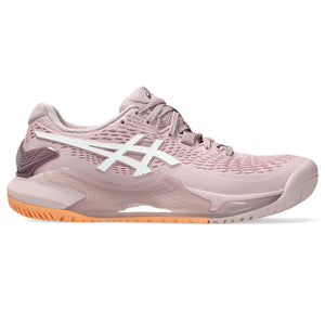 The Resolution 9 tennis shoe creates advanced stability and cushioning for players who like to control the game from the baseline. DYNAWALL™ technology in the midsole now extends into the heel for added stability during lateral movements.