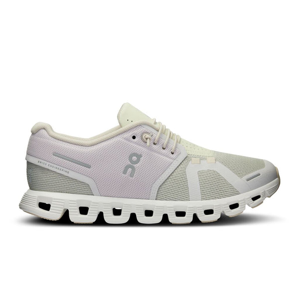 This On shoe has color blocking near the tongue.