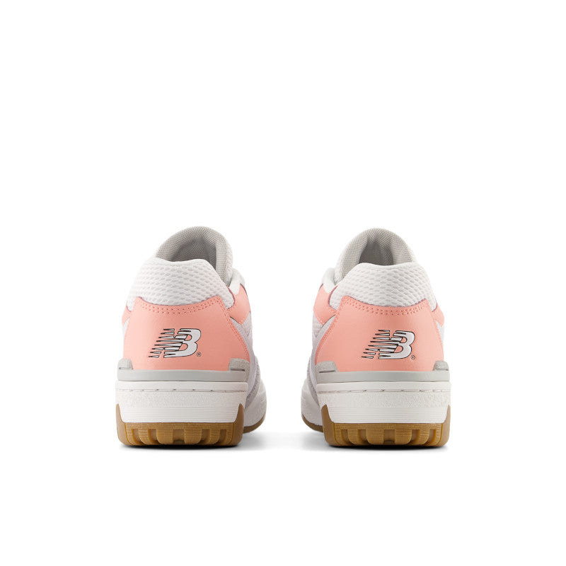 The heel araa of this 550 for kid's is mostly a very light Pink with the flying NB logo