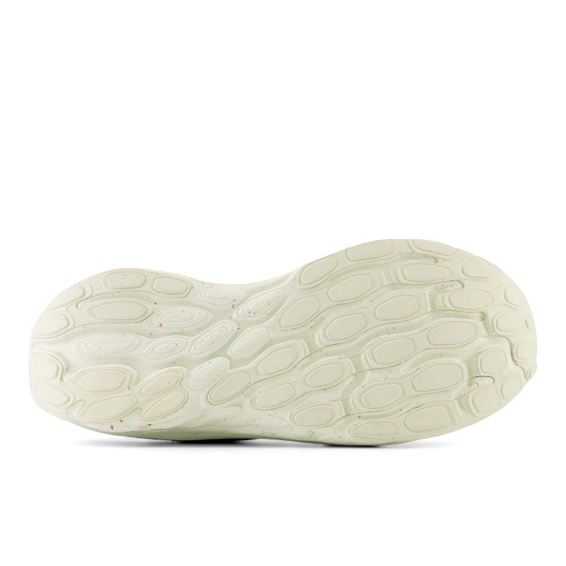 The outsole of the men's 1080 V13 is mostly flat with smoe small pods for traction and added cushion