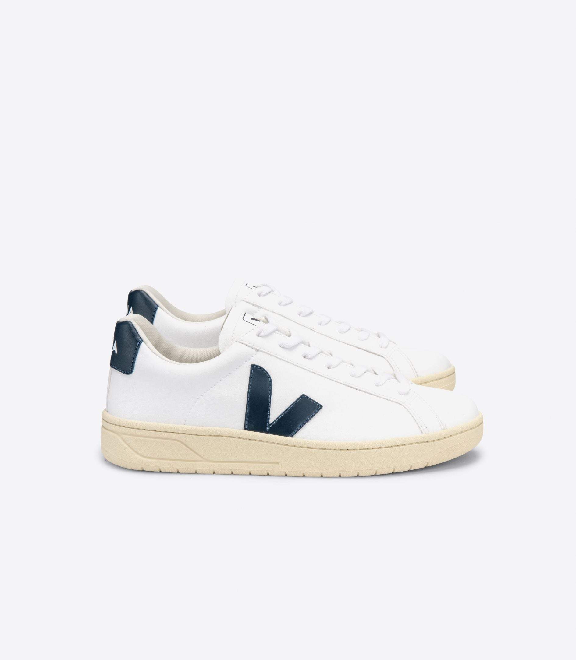 Lateral view of the Women's Urca by VEJA in the color White/Nautico