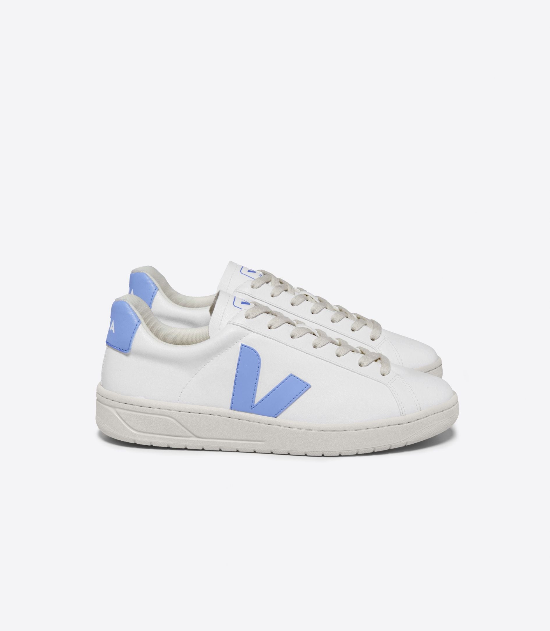 VEJA uses Brazilian and Peruvian organic cotton for the canvas and laces, Amazonian rubber for the soles, and various innovative materials conceived in recycled plastic bottles or recycled polyester.