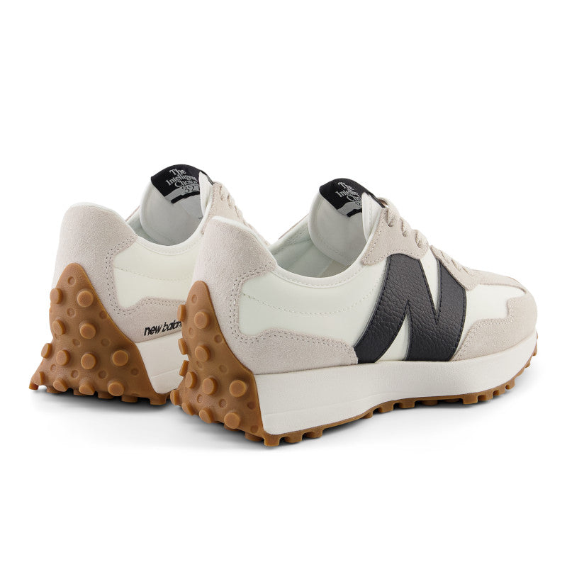 This version of the Nb lifstyle shoe, 326 has a classy look and a patent leather "N" logo