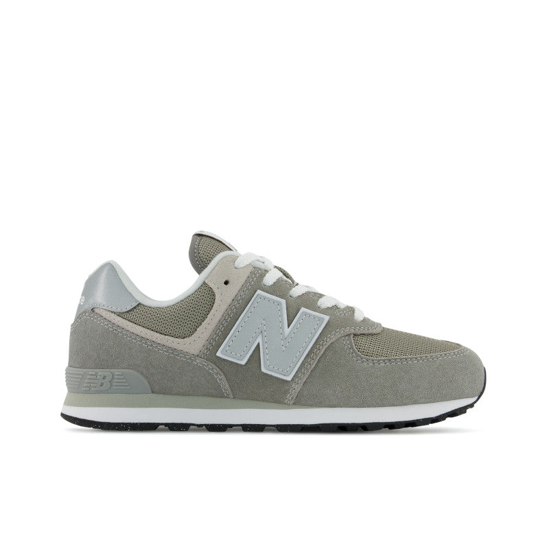 The grey and white 574 from Nb is one of the most classic lifestyle shoes ever and this one somes in Kid's sizes