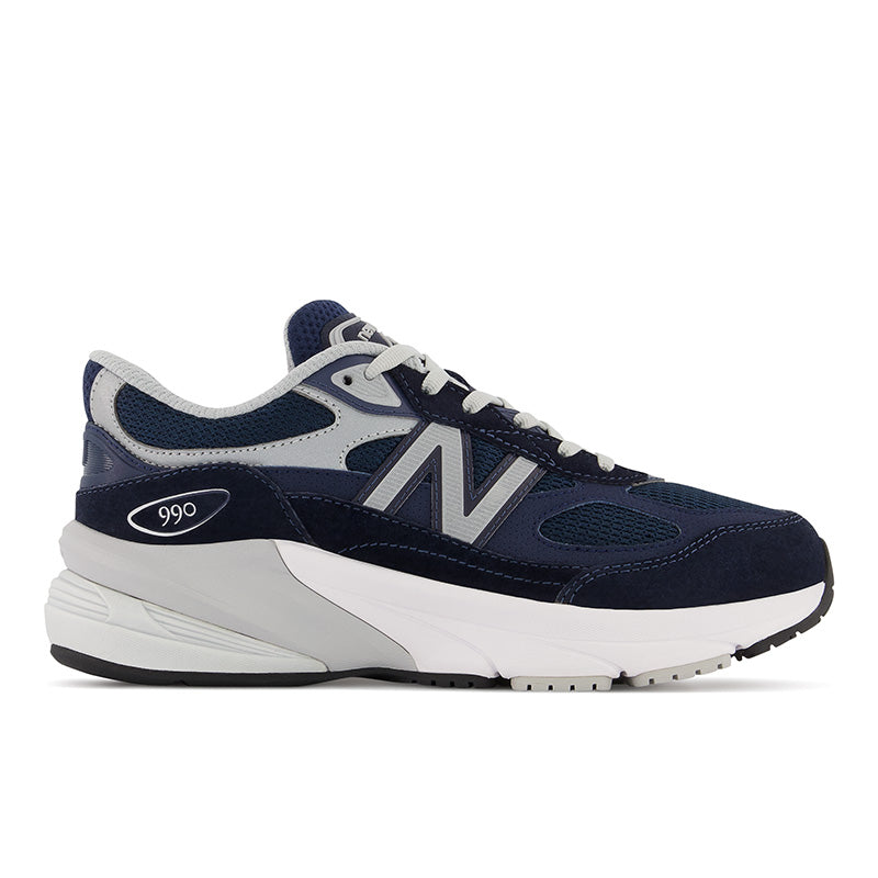 The Navy 990 is one of the most classic shoes ever, this kid's version bring heat for those little ones
