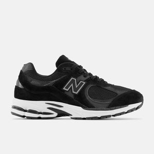 Men's lifestyle shoe from New Balance in black and white.