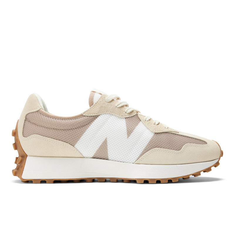 Inspired by the New Balance iconic running shoes of the 1970s, the Men's 327 is the ultimate leisure shoe.