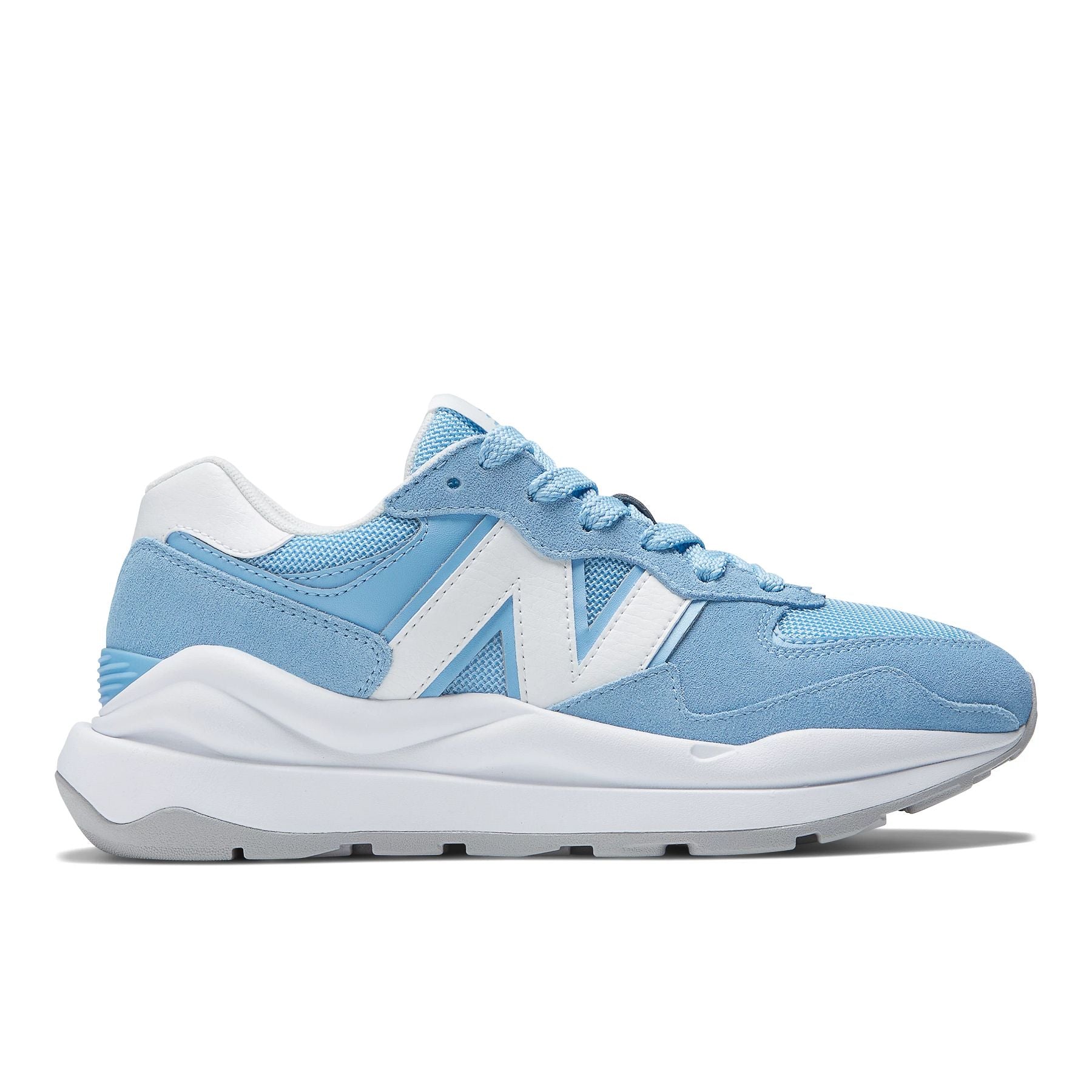 Lateral view of the Women's New Balance 5740 lifestyle shoe in the color Blue Haze