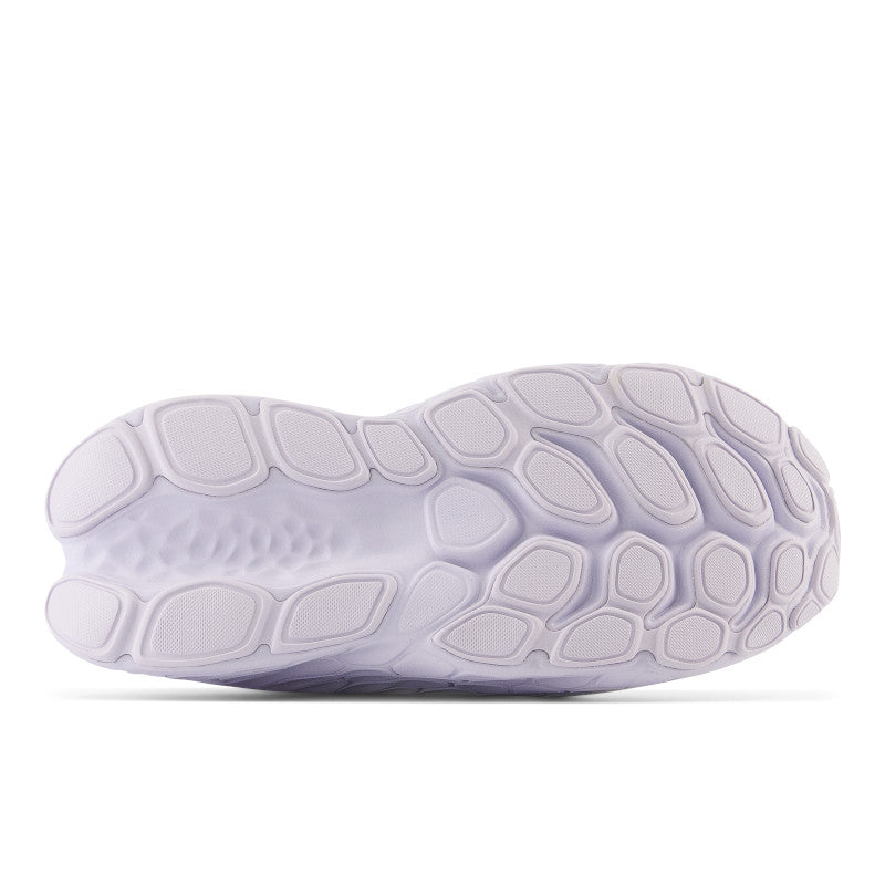 A data driven outsole applies the strategic placement of dramatic cushion zones and drastic flex zones promoting a natural stride while the silhouette’s rocker profile promotes a smooth transition and ride