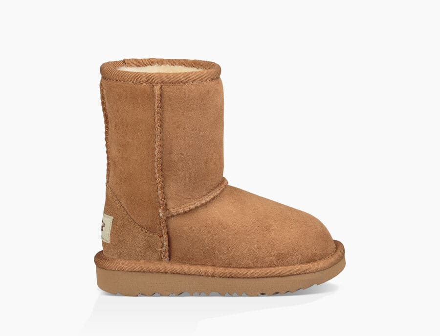 The Kid's Ugg Classic II has always featured a soft sheepskin and barefoot feel, but now it also features a super-light, cushioned Treadlite outsole. Each boot is built to move the way kids do – running, jumping, and whatever else they get into – with a flexible rocker-bottom shape that's perfect for all-day play.