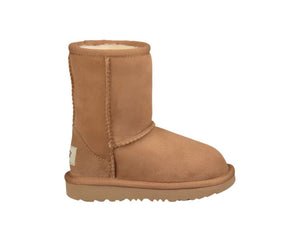 The Kid's Ugg Classic II has always featured a soft sheepskin and barefoot feel, but now it also features a super-light, cushioned Treadlite outsole. Each boot is built to move the way kids do – running, jumping, and whatever else they get into – with a flexible rocker-bottom shape that's perfect for all-day play.