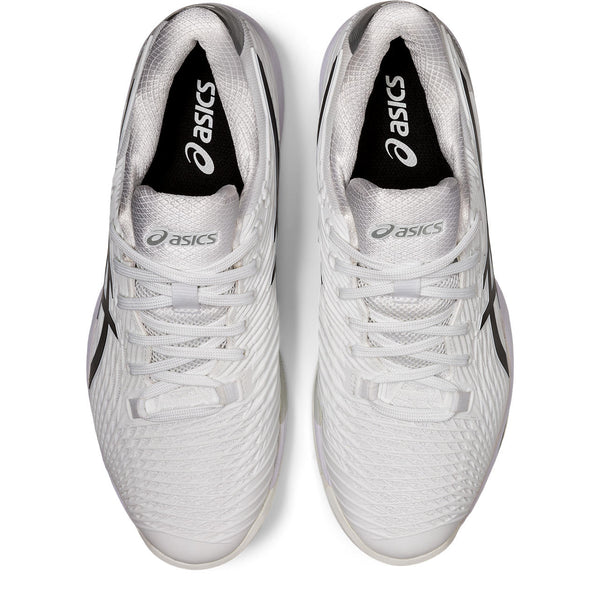 The top down view of the Solution speed in White/Black shows a fairly conservative color that is great on the tennis court