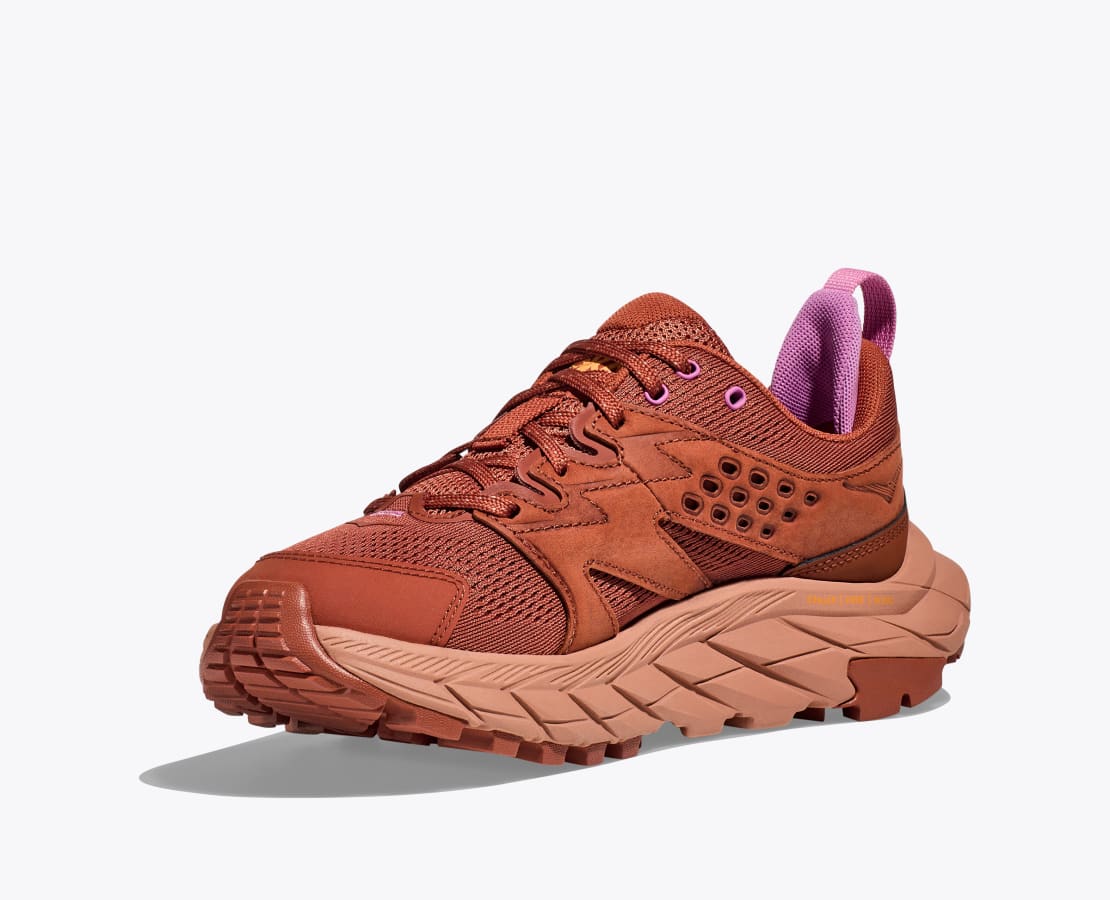 Front angled view of the Women's HOKA Anacapa Breeze Low trail shoe in the color Baked Clay/Cork