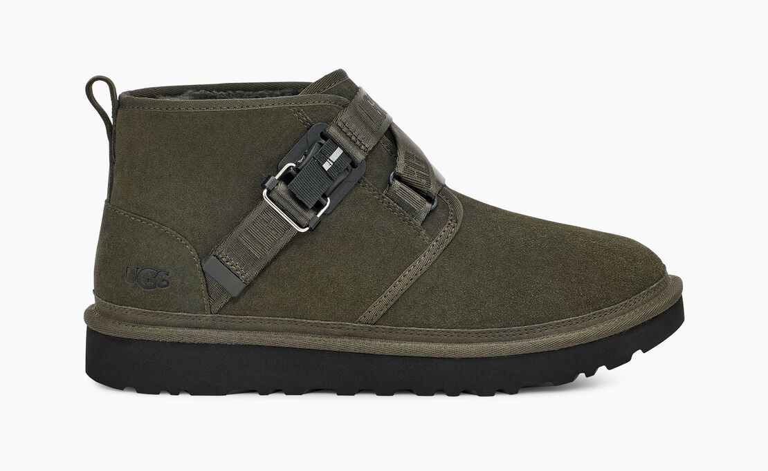 Evolving the timeless chukka with new functionality and a modern look, the Neumel Quickclick swaps laces for a magnetic buckle closure – offering easy entry and effortless style. Crafted from signature suede, it maintains the iconic feeling of UGG with ultra-soft UGGplush lining and a cushioned Treadlite by UGG sole.