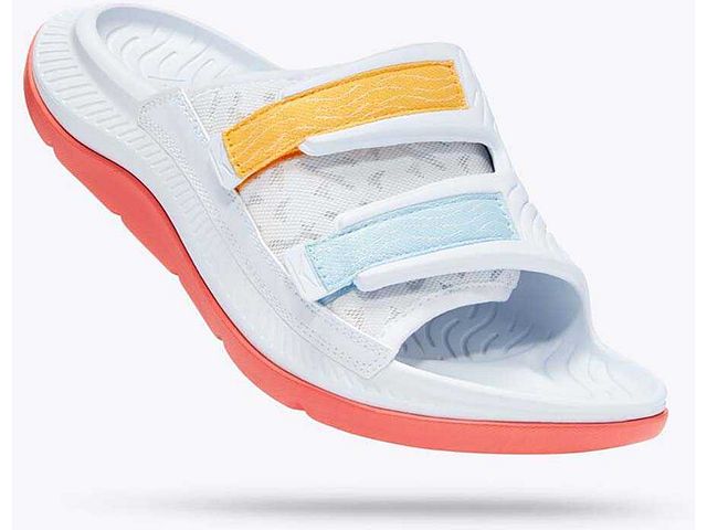Lateral angled view of the Unisex Ora Luxe Recovery Slide from HOKA in the color White / Camellia