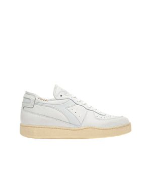 A simple yet visually impactful take has, once again, reinvented the design of the diadora Basket Row Cut. The details are incredible. Unisex heritage trainers in full-grain leather, with special stonewashed treatment.