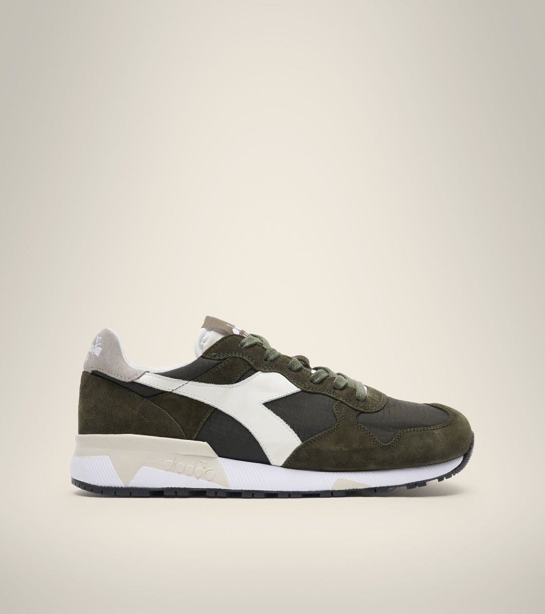 The men's diadora Trident 90 Ripstop comes in premium ripstop textile, suede leather and special stone wash treatment. The ripstop fabric and suede leather, together with the special stonewashed treatment, transform this 'sporty' shoe into one suitable for any occasion.