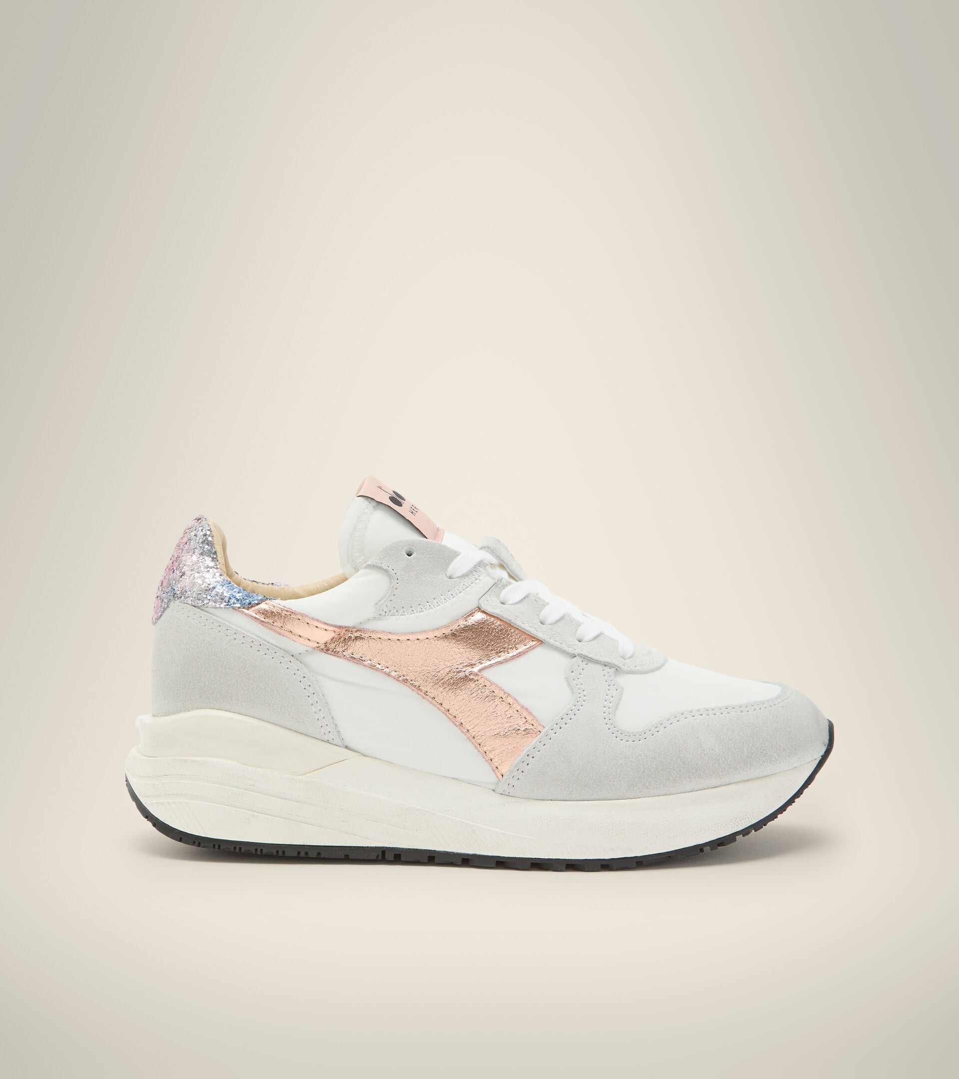 The finest materials and meticulous attention to detail make the women's Venus Iris Dirty a unique pair of trainers, designed to be worn during sports or for a casual drink.
