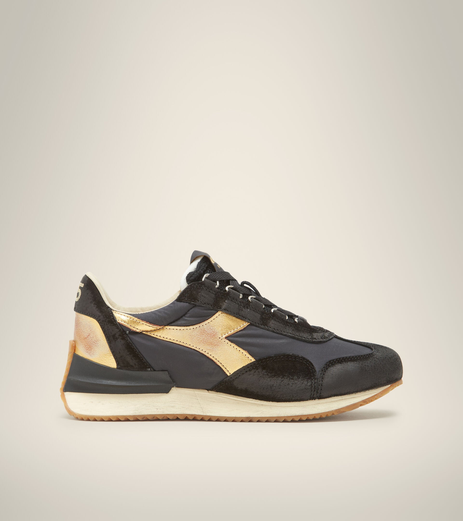 The soft lines and premium materials make these the most elegant trainers from the diadora Heritage line. The Women's Equipe Mad Luna are made from fabric, pigskin, and premium foiled leather, which adds some shine to the diadora fregio and the waxed stonewashed treatment. Wear them day & night to embellish your favourite outfits.