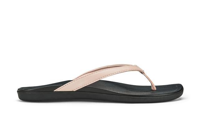 Gentle trade winds, warm ocean waters, and year-round sunsets that you can't just turn away from - Hawaiʻi might just be the perfect place to rejuvenate the soul. Clean, slim, and playful, Olukai captured that spirit in the Hoʻōpio, a sandal that rejuvenates your step all day long.