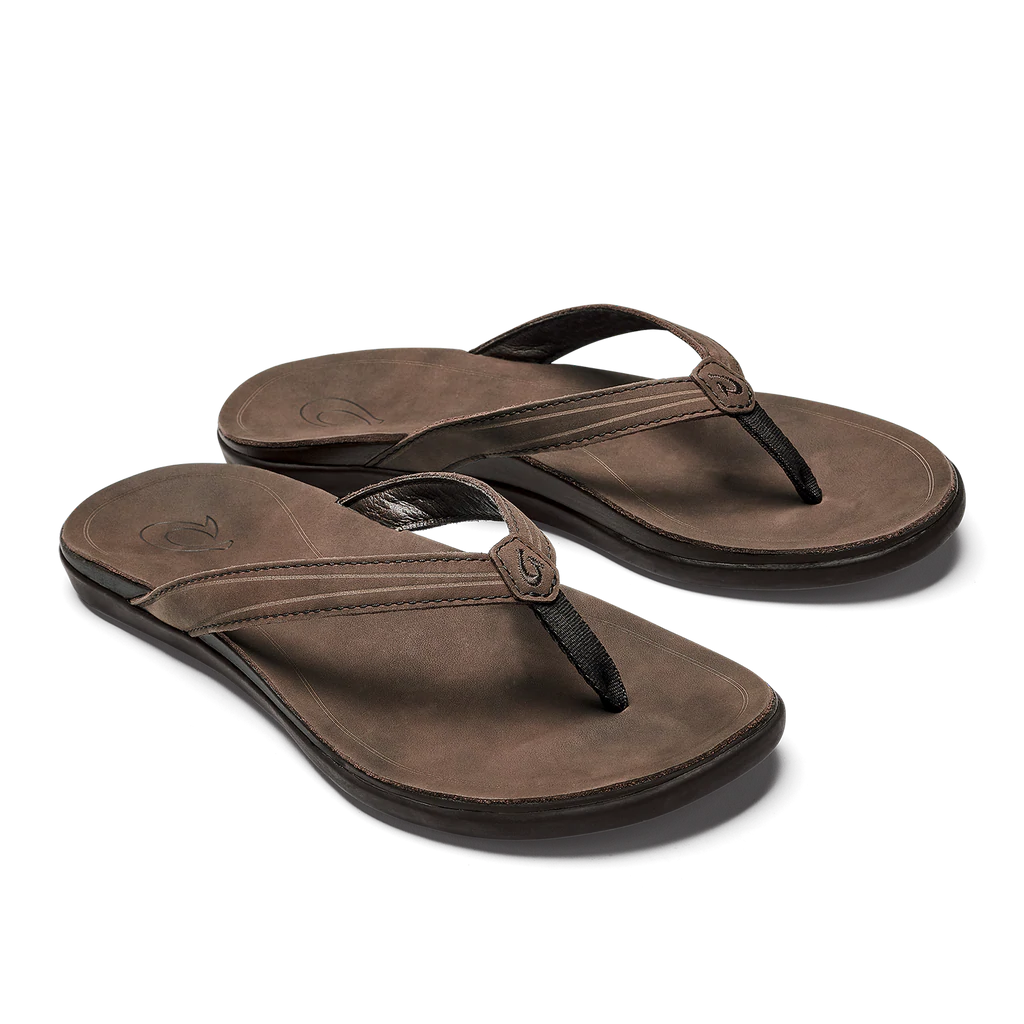 Understated style, soft leather, lasting comfort—the Women's Olukai ʻAukai will be the most versatile style in your closet. Slip them on and head to the beach or throw them in your bag for the next road trip, this classic sandal is made to travel wherever you do. 