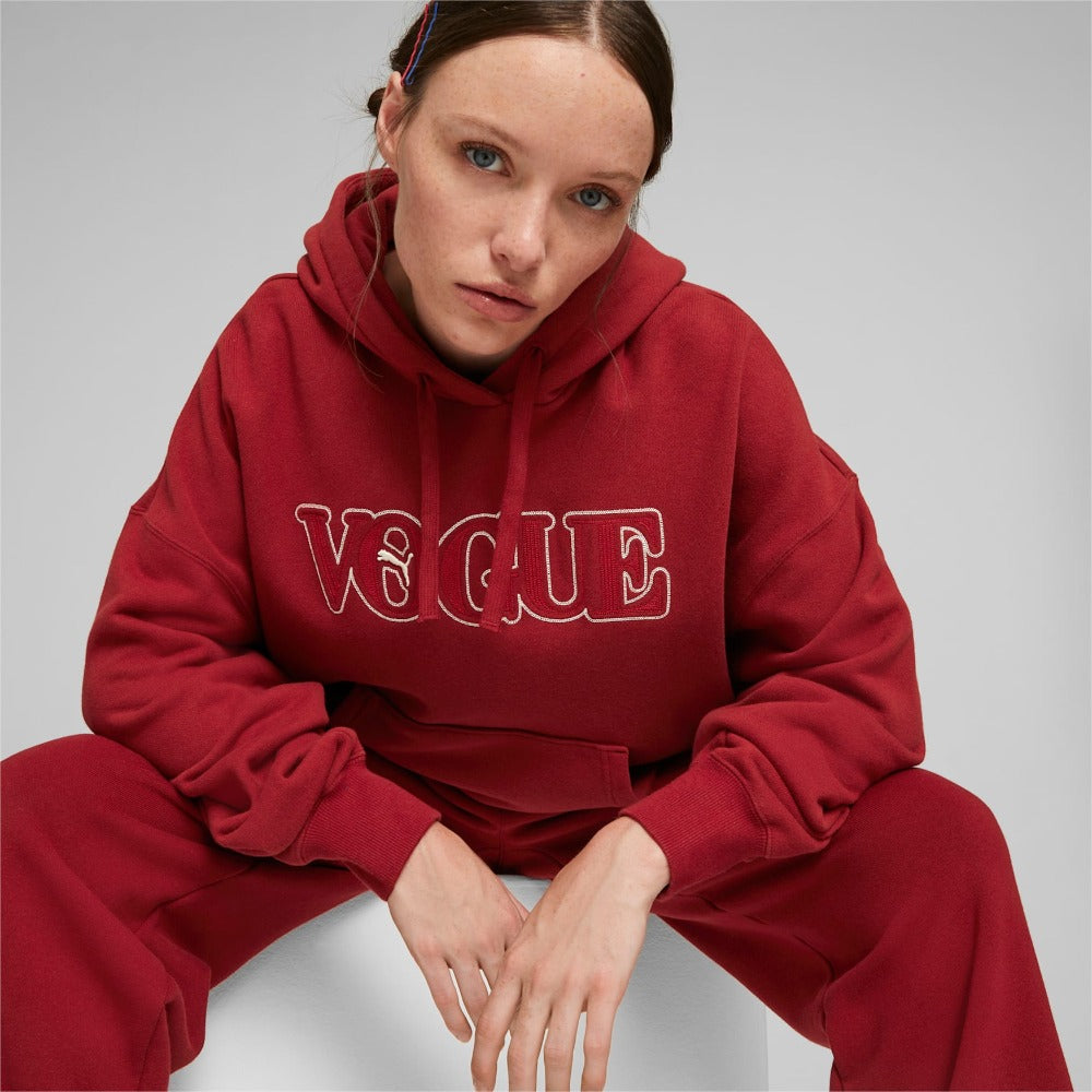 Since 1892, Vogue has stood as the timeless epitome of fashion – depicting the trends of the past and present, and shaping those of the future. Today, PUMA x VOGUE combines the worlds of sport and fashion into a one-of-a-kind collection. These daring pieces feature allover prints and bold branding for today’s sport-fashion mavens. This oversized hoodie merges our athletic heritage with the emblem of the famous fashion mag. It’s old-school workout gear tailored for fashionistas