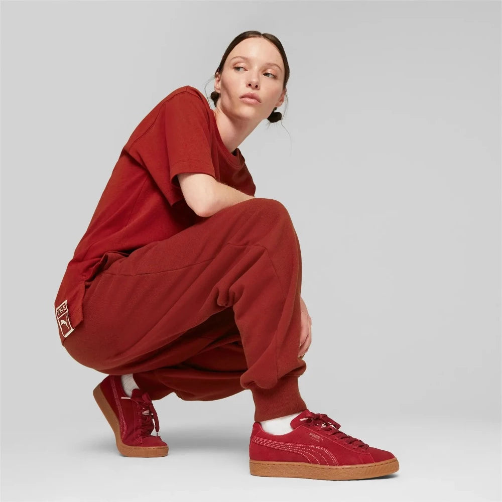The latest drop of PUMA x VOGUE is here to celebrate the spirit of fashion and sport. Classic silhouettes are given stylish updates in this Vogue editor-approved collection. For these sweatpants, we’ve given the fashion mag a comfy-casual, exercised approved makeover. So, lounge, jog, or hit the town in them.