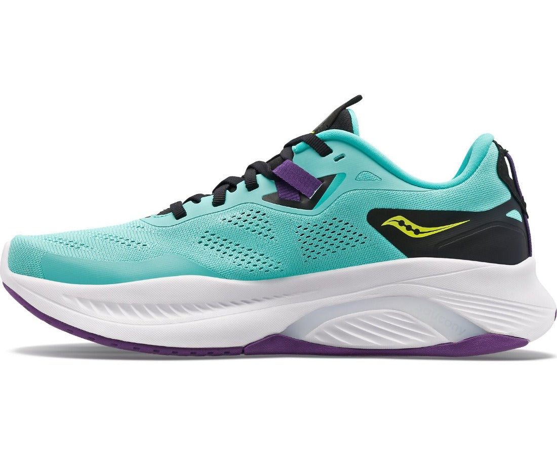 The Women's Guide 15 delivers a comfort-first sensation that takes your run to new heights. Built using softer cushioning and a pillowy sockliner, it’s got more foam, less weight, and a guidance frame to help steer you