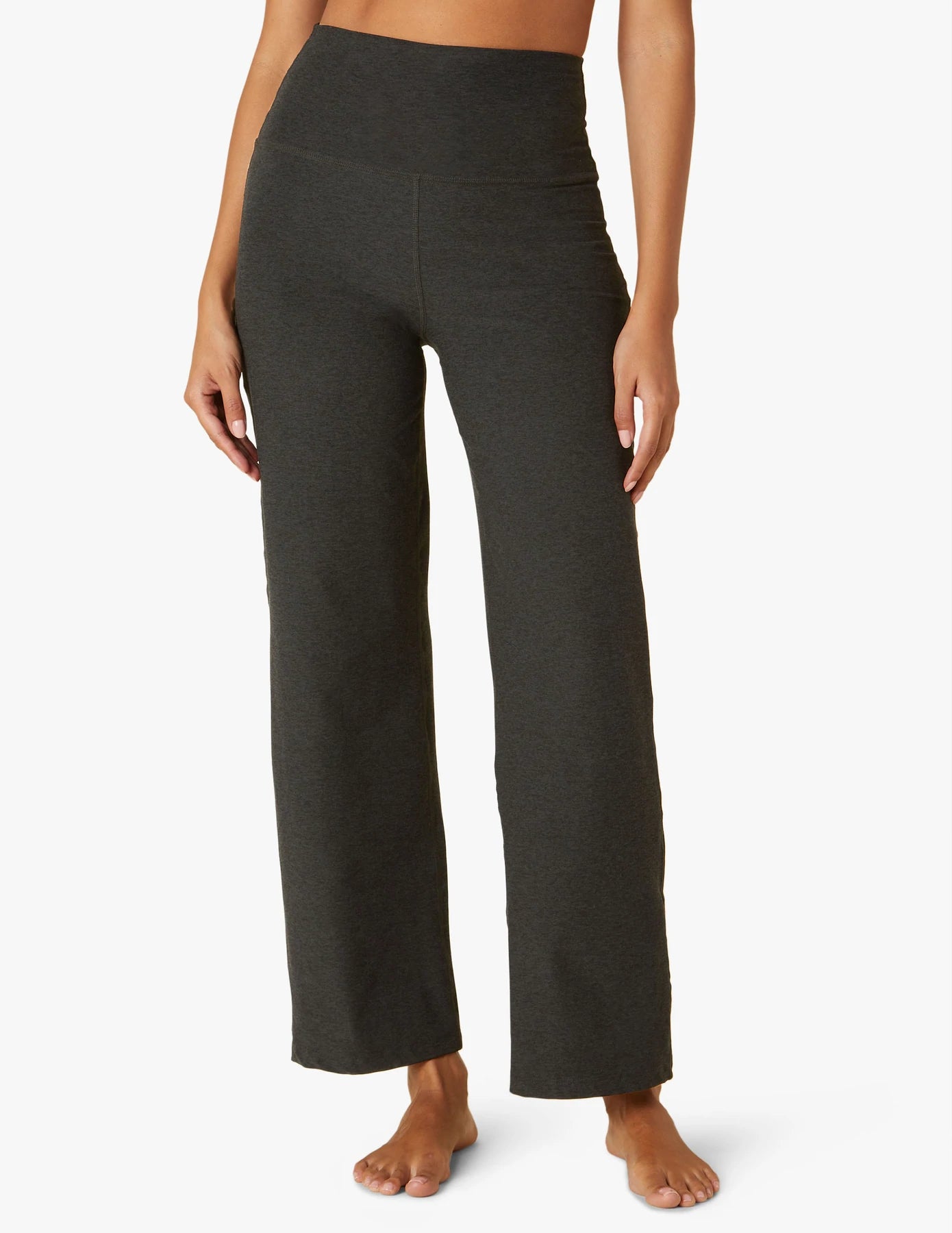 There's no limits to where the Limitless High Waisted Straight Leg Pants can go: the office, the gym, and even out to dinner. Classic straight leg design gives a timeless style sense, while all over softness and breathability make these pants a closet essential. Beyond Yoga's bestselling high waist band ensures they compliment your shape as much as they comfort you.