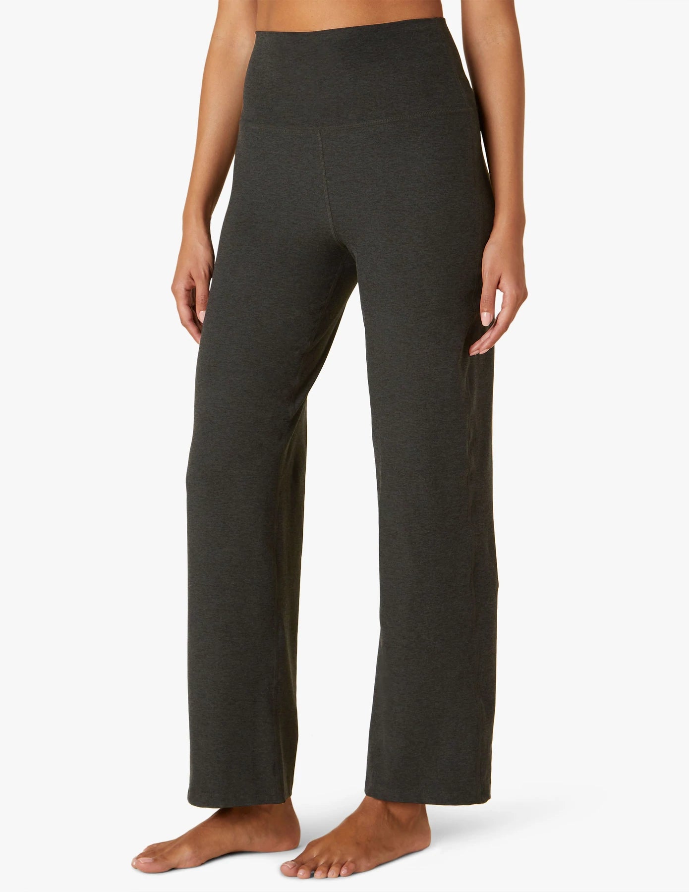 There's no limits to where the Limitless High Waisted Straight Leg Pants can go: the office, the gym, and even out to dinner. Classic straight leg design gives a timeless style sense, while all over softness and breathability make these pants a closet essential. Beyond Yoga's bestselling high waist band ensures they compliment your shape as much as they comfort you.
