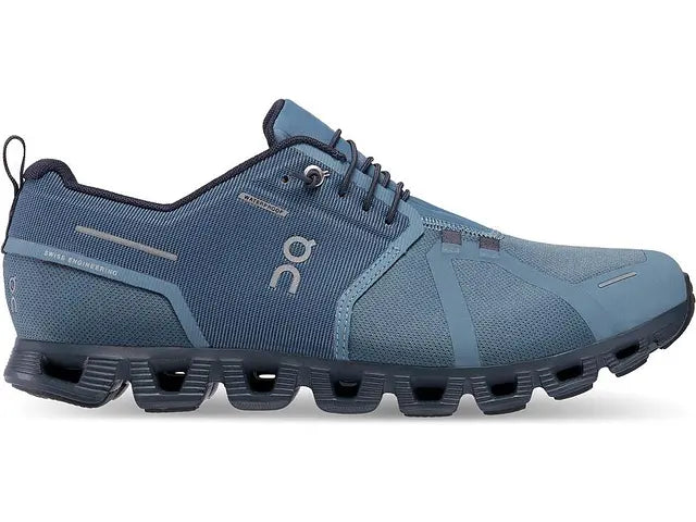 Lateral view of the Men's ON Cloud 5 waterproof shoe in the color Metal / Navy