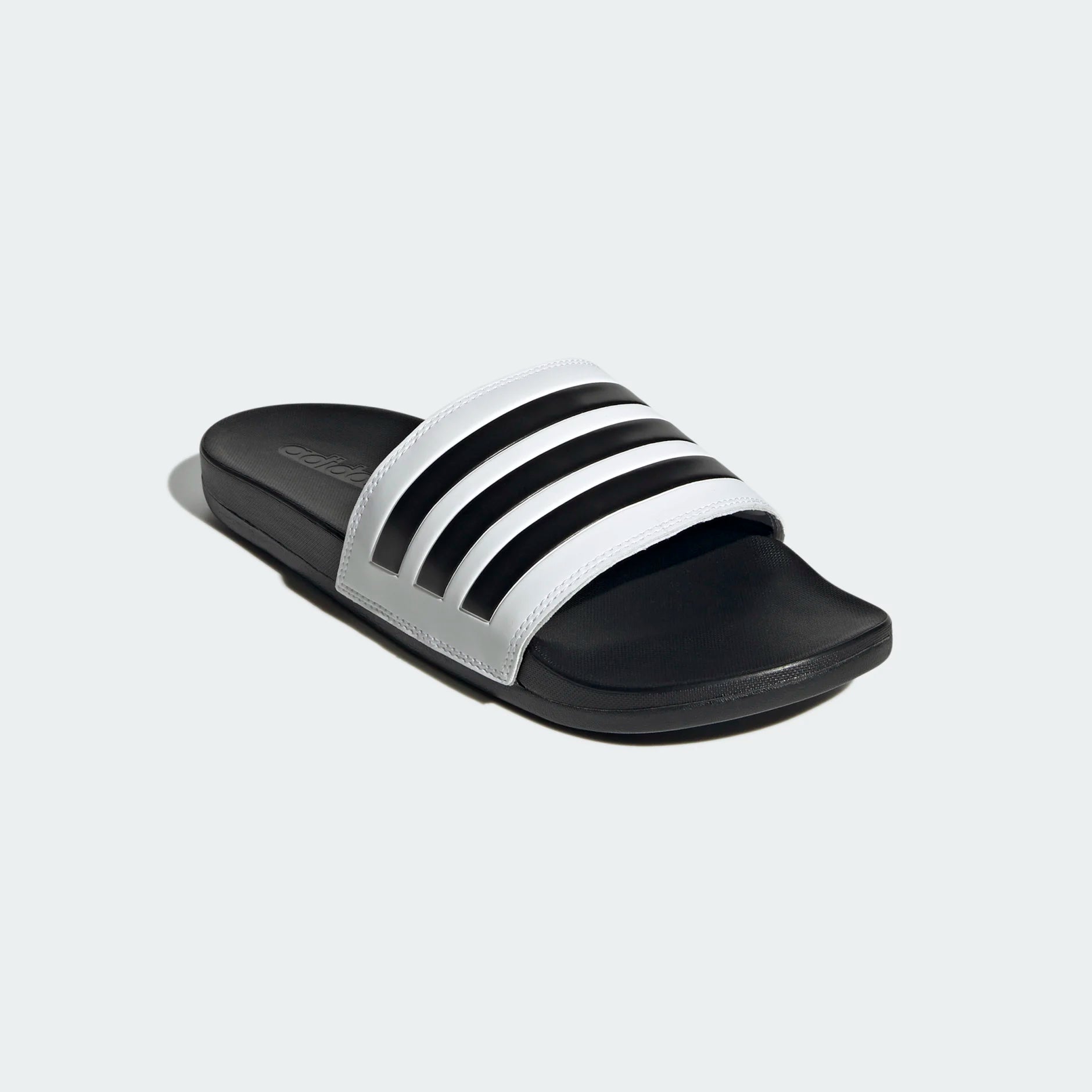 Whether you're heading to the locker room after a soccer game or at home recovering on the couch, these adidas slides keep your feet wrapped in lightweight comfort. Pair them with socks and shorts for your post-workout look or with your favorite swimwear for the ultimate beach vibe. The adidas 3-Stripes design completes your sport style.