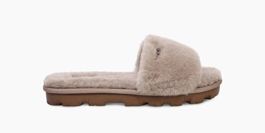 Ugg gave the Cozette slide a cozy update. Crafted from a luxurious blend of sheepskin, the Cozette offers our iconic wearing-experience both inside and outside the house. This will certainly be a best seller this season.