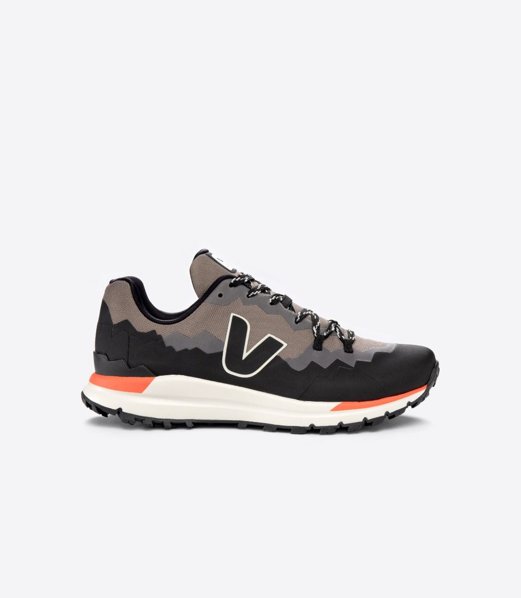 Lateral view of the Men's Fitz Roy Trek Shell by VEJA in the color Basalte/Black