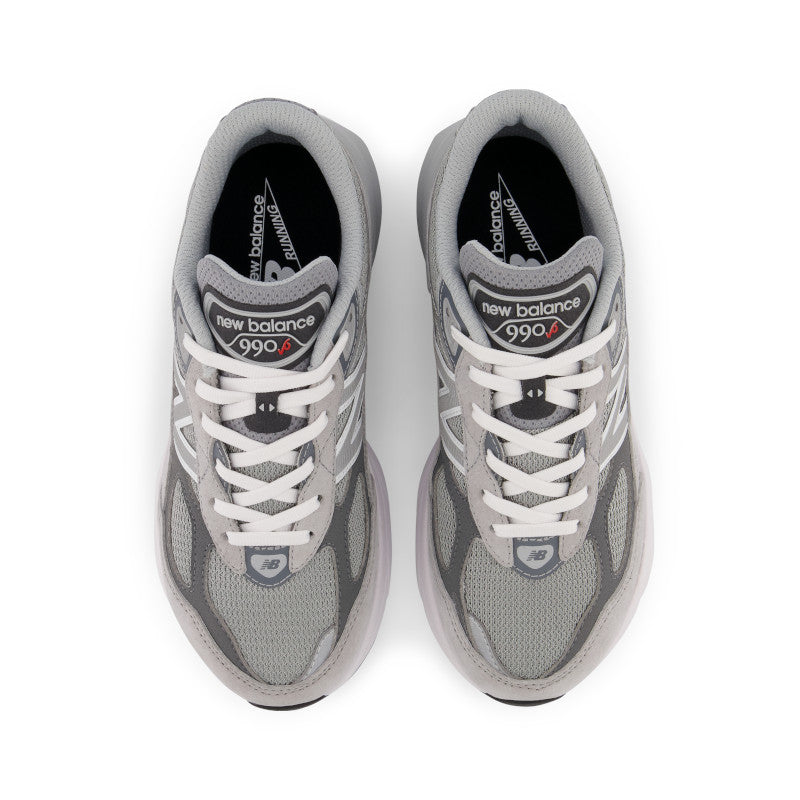 From the top down all the layers of the 990 become clear as well as the new balance 990V6 logo on the tongue
