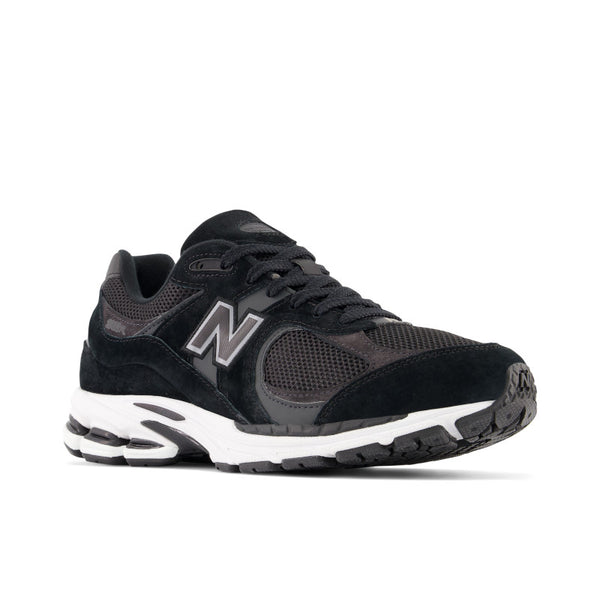 The forward-thinking style of the 2002R is rooted in performance running. Inspired by the MR2002, a high-end running model originally released in 2010, the 2002R offers a ready-to-wear take on sleek, technical design.