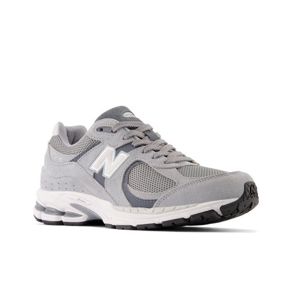 A classic, mesh upper construction is paired with cutout suede overlays, adding a rich layer of detail, while a diamond patterned ABZORB midsole and segmented ABZORB SBS pods at the heel pair an ultra-soft, cushioned feeling with a visually distinctive l