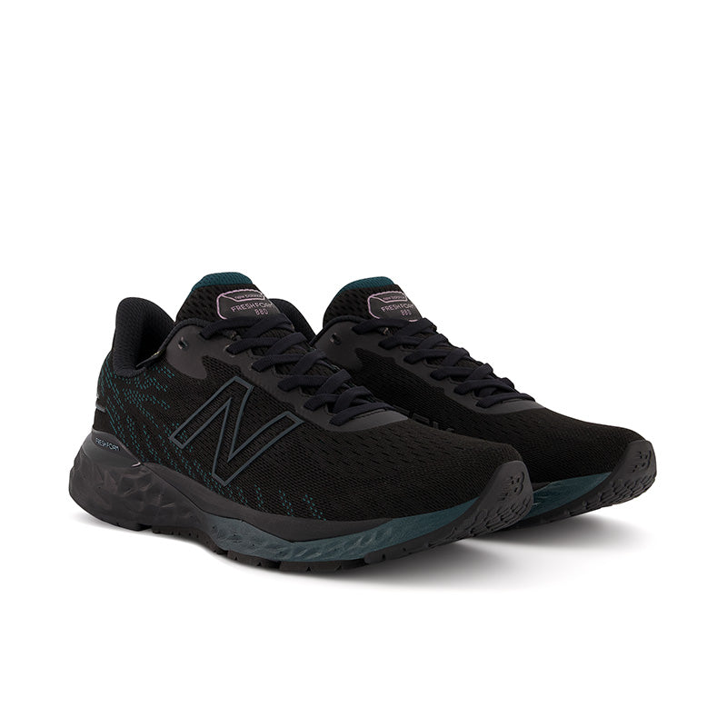 With running and being outdoors comfortably for longer in mind,  New Balance built the 880 Gore-Tex to provide consistent performance for the neutral runner. The Fresh Foam 880v11 represents a new generation set-up of the silhouette’s workhorse reliability with the smooth transitions of a reimagined dual-layer midsole. The top-bed foam and Fresh Foam underfoot construction displaces heel impact and offers a responsive approach to cushioning.