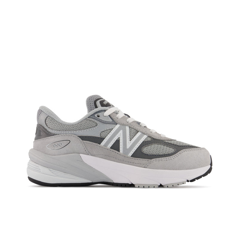 Lateral view of the New Balance 990 V6 for Little Kids in grey