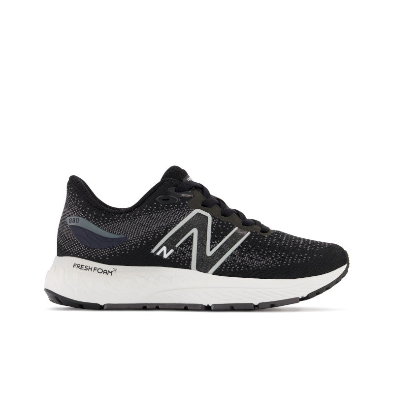 The New Balance Fresh Foam X 880v12 is modernization that can be seen and felt. A soft foam compound, and dual-layer midsole setup is featured alongside a sleek, jacquard mesh upper featuring strategic zones of support and breathability.