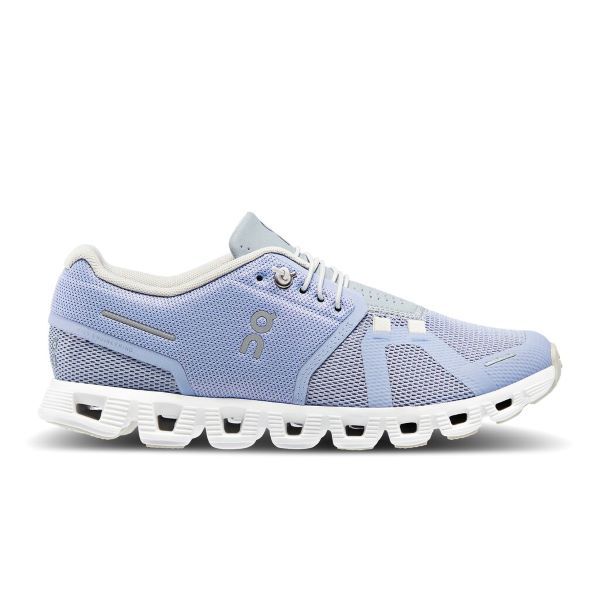Lateral view of a pair of Women's ON Cloud 5 shoes in the color Nimbus/Alloy