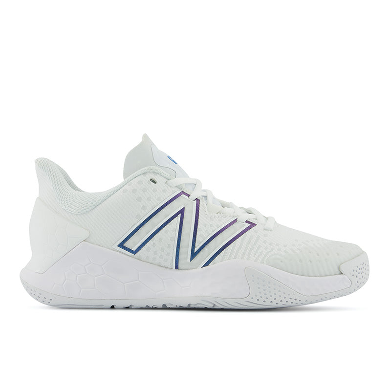 Take your on-court performance to the next level with the New Balance Fresh Foam Lav V2. These durable women's tennis shoes have a Fresh FoamX midsole for precise underfoot cushioning that helps you stay on top of each stride and stroke. 