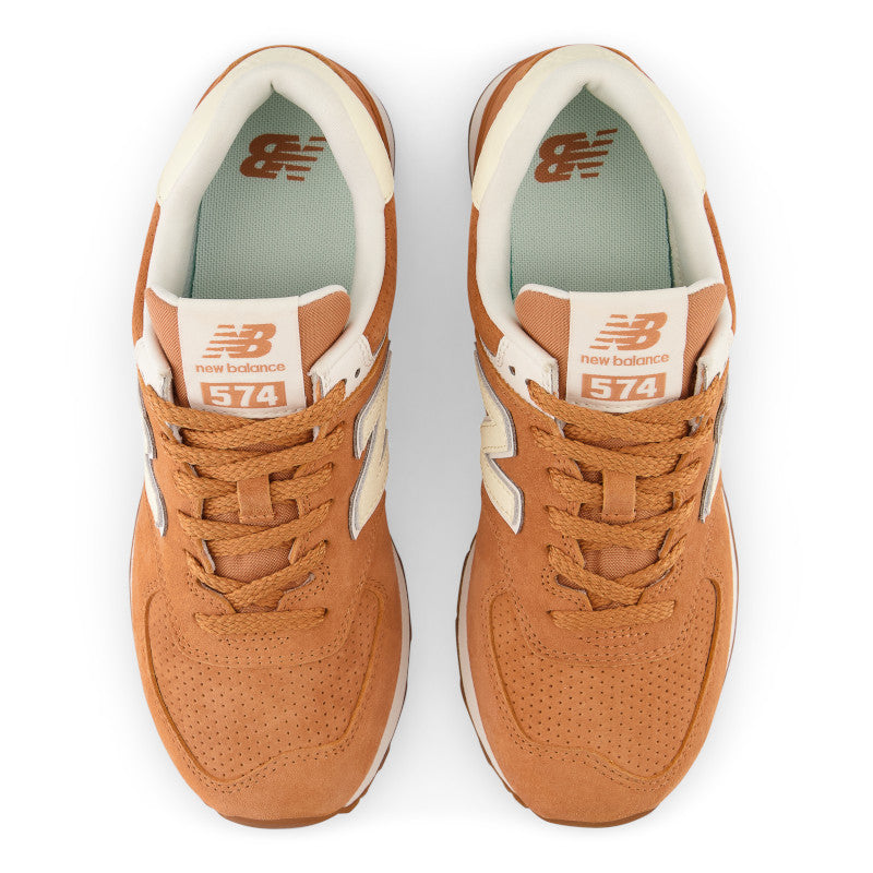 Top view of the Women's 574 New Balance lifestyle shoe in the color code NB